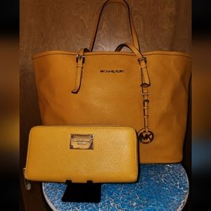 Michael Kors Large Yellow Maxi and soft leather Yellow matching wallet 💛